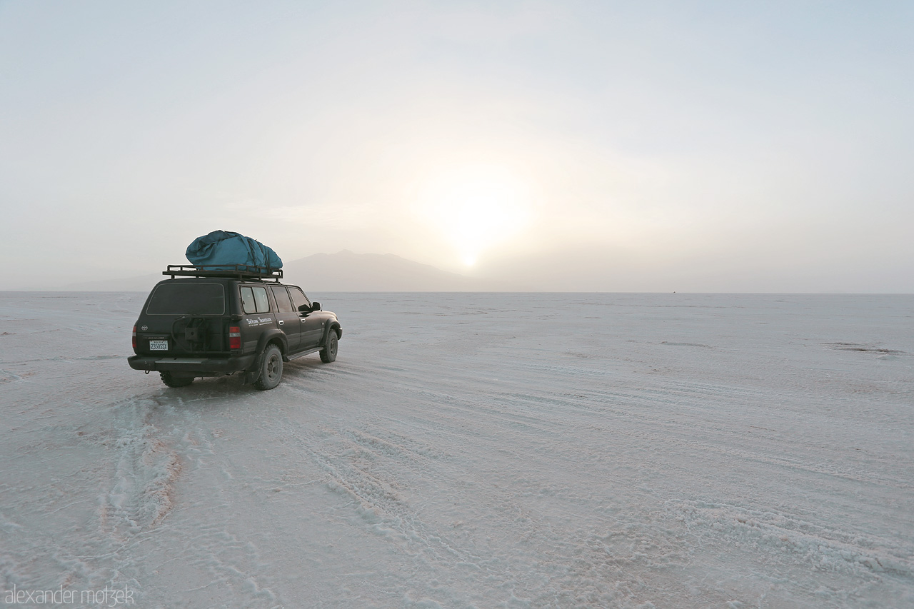 Salar de Uyuni Foto von Sonnenuntergang vor unserem Land Cruiser in der Salzwüste von Uyuni