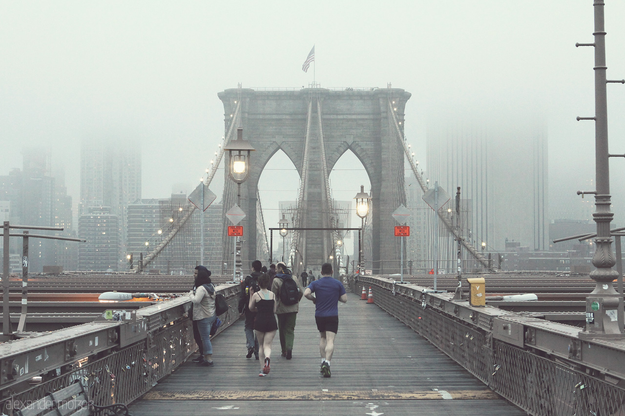 Brooklyn Bridge Foto von Brooklyn Bridge mit Joggern bei Nebel