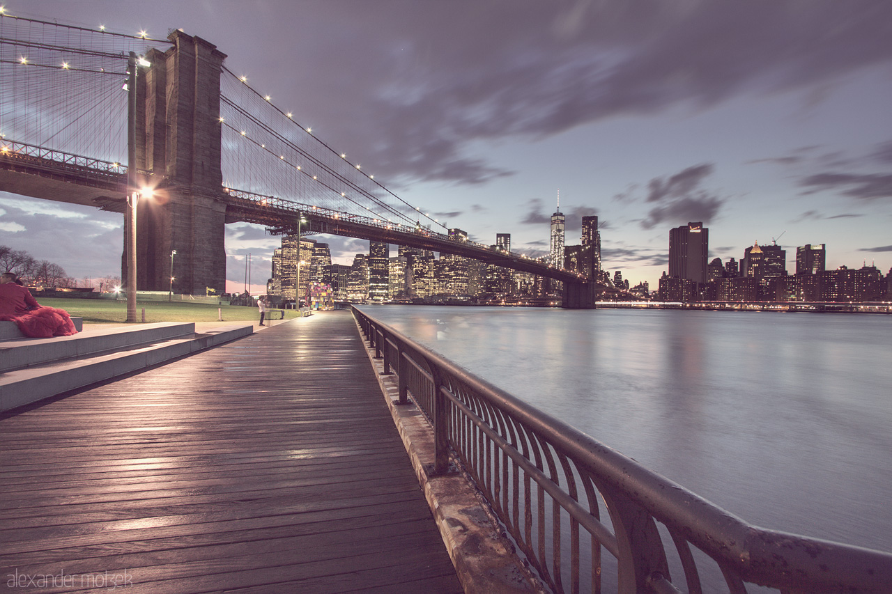 Brooklyn Foto von Brooklyn Bridge und Steg in Dumbo zur blauen Stunde