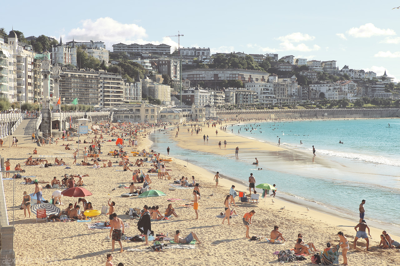 Donostia Dunes Foto von Bustling beach life and golden sands under the warm Basque sun in San Sebastián.