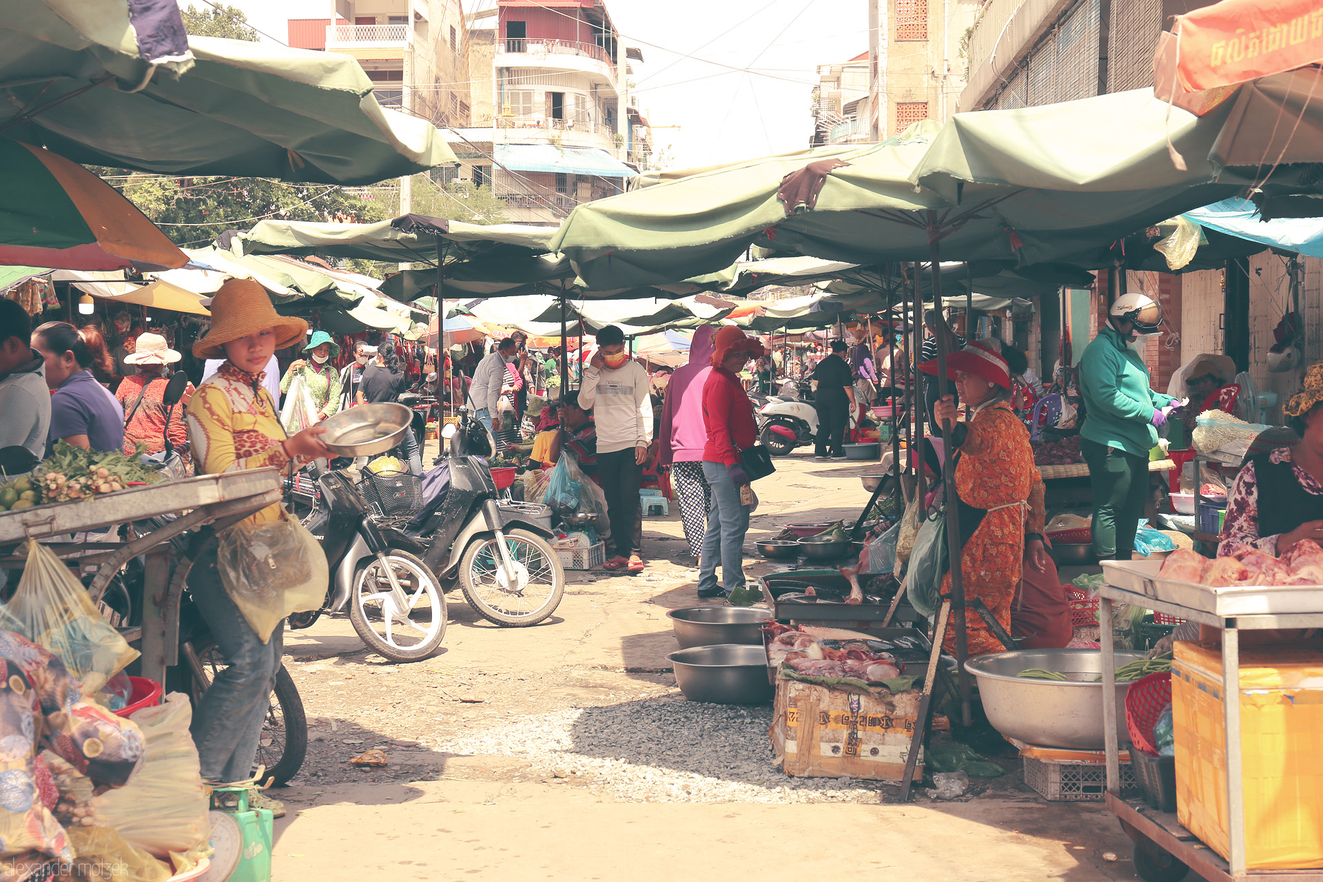 Khmer Market Mosaic Foto von A vibrant street market in Phnom Penh, bustling with locals, colorful umbrellas, and fresh produce under the Cambodian sun.