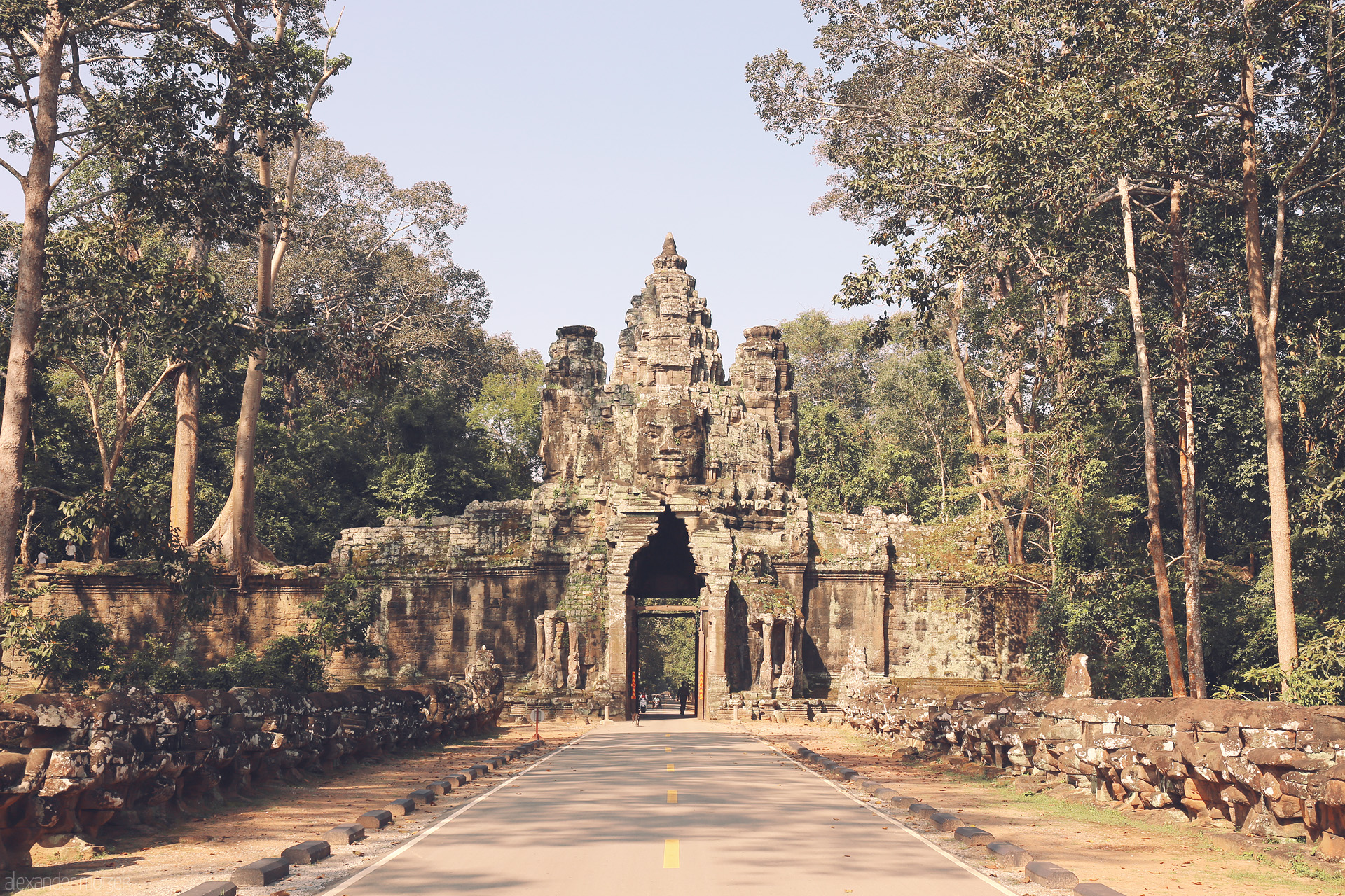 Smiling Stone Gateways Foto von Ancient stone faces greet you at the iconic gate of Angkor Thom, nestled in the lush forests of Siem Reap, Cambodia.