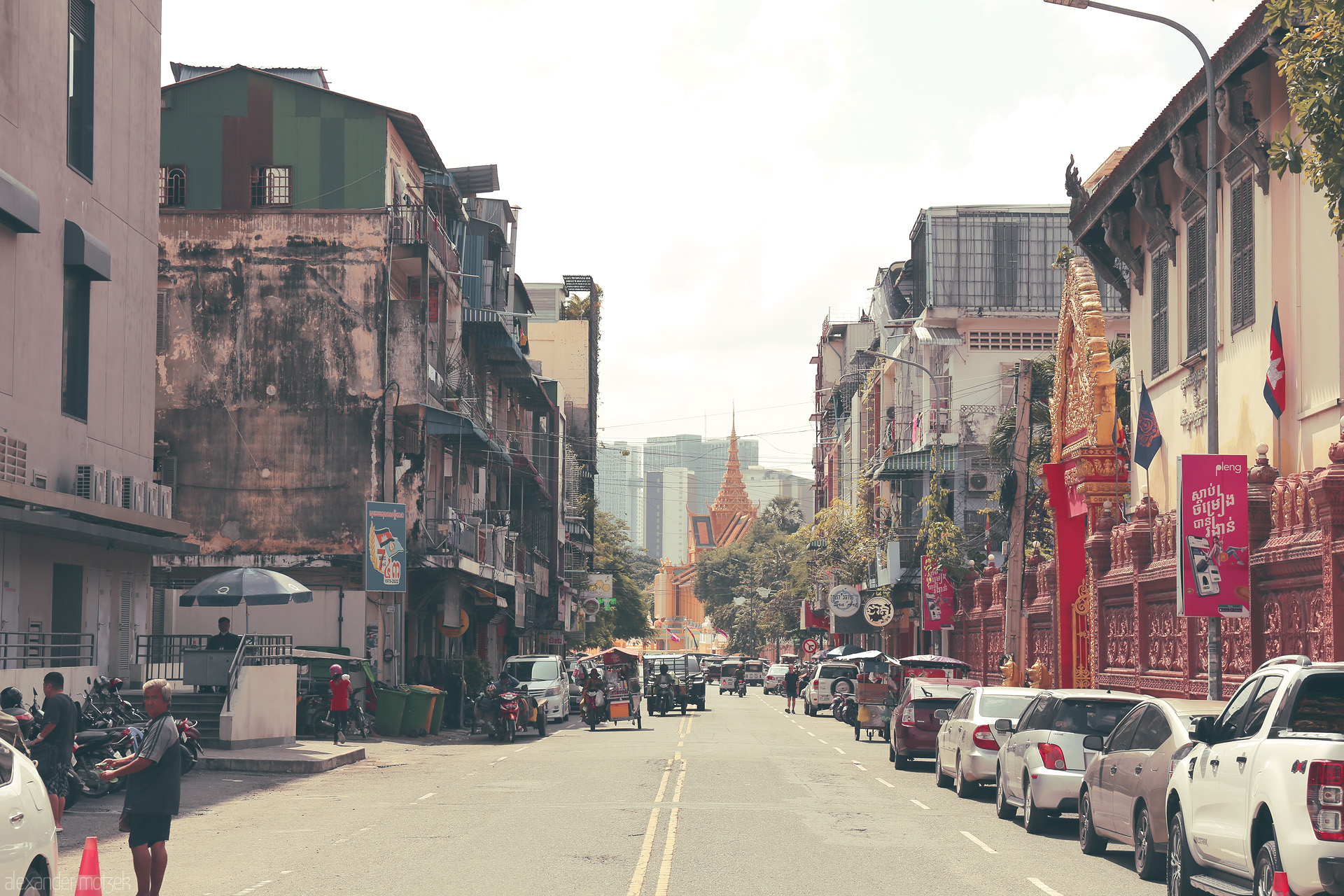 Srok Srei Street Dreams Foto von Bustling Phnom Penh street life leads to a golden wat, where city rhythm and Khmer tradition blend under tropical light.