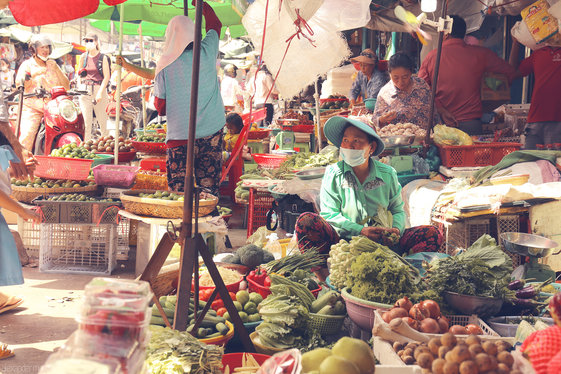 Phsar Vibe Foto von Bustling with locals, vibrant produce, and morning light—life unfolds at a Phnom Penh market, Cambodia.