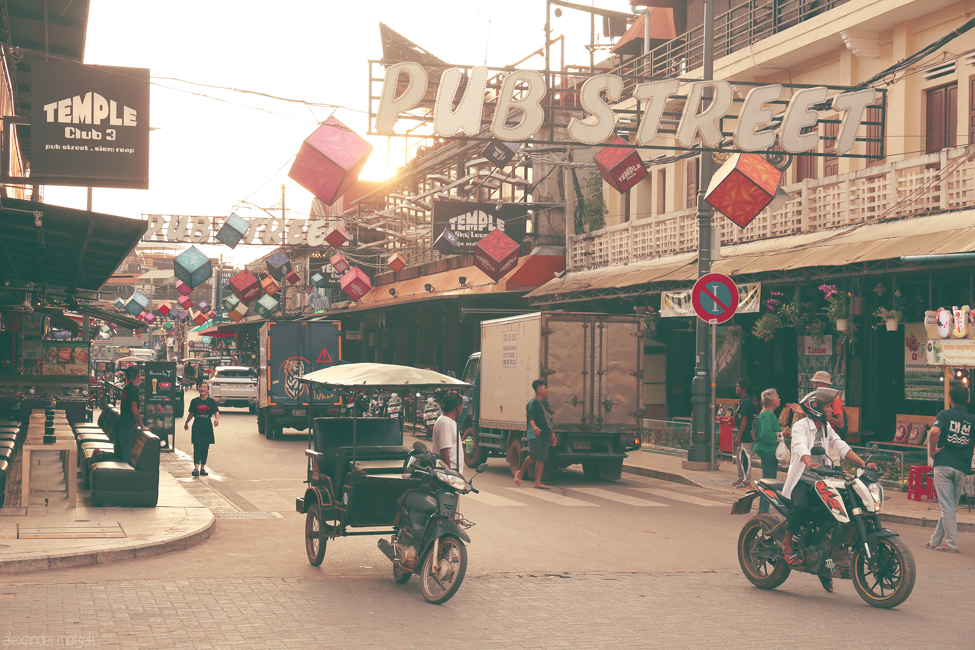 Srey Sraang Vibes Foto von Golden hour on Siem Reap’s vibrant Pub Street—colorful lanterns, tuk-tuks, buzzing life, and Khmer spirit in every corner.