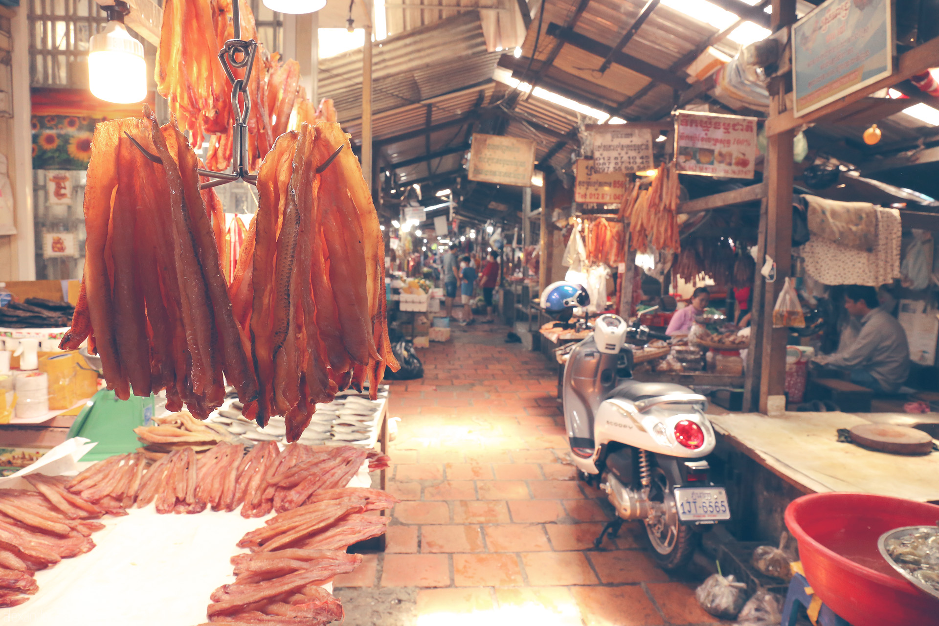 Prâhok Passage Foto von Hanging fish and bustling life in a Phnom Penh market—local flavors and textures in Cambodia’s vibrant capital.