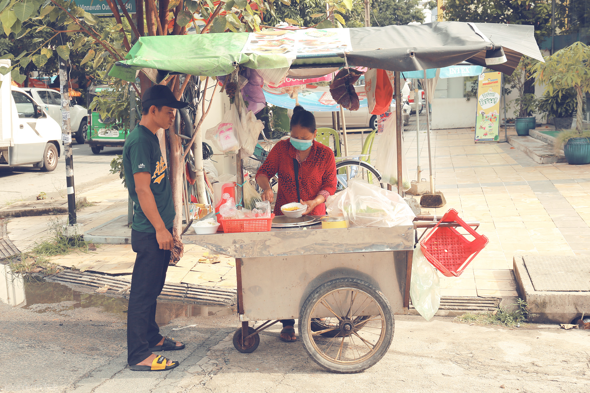 Kompong Flavor Wheels Foto von Morning bites from a street food cart in Phnom Penh, Cambodia—a taste of local life on bustling corners.