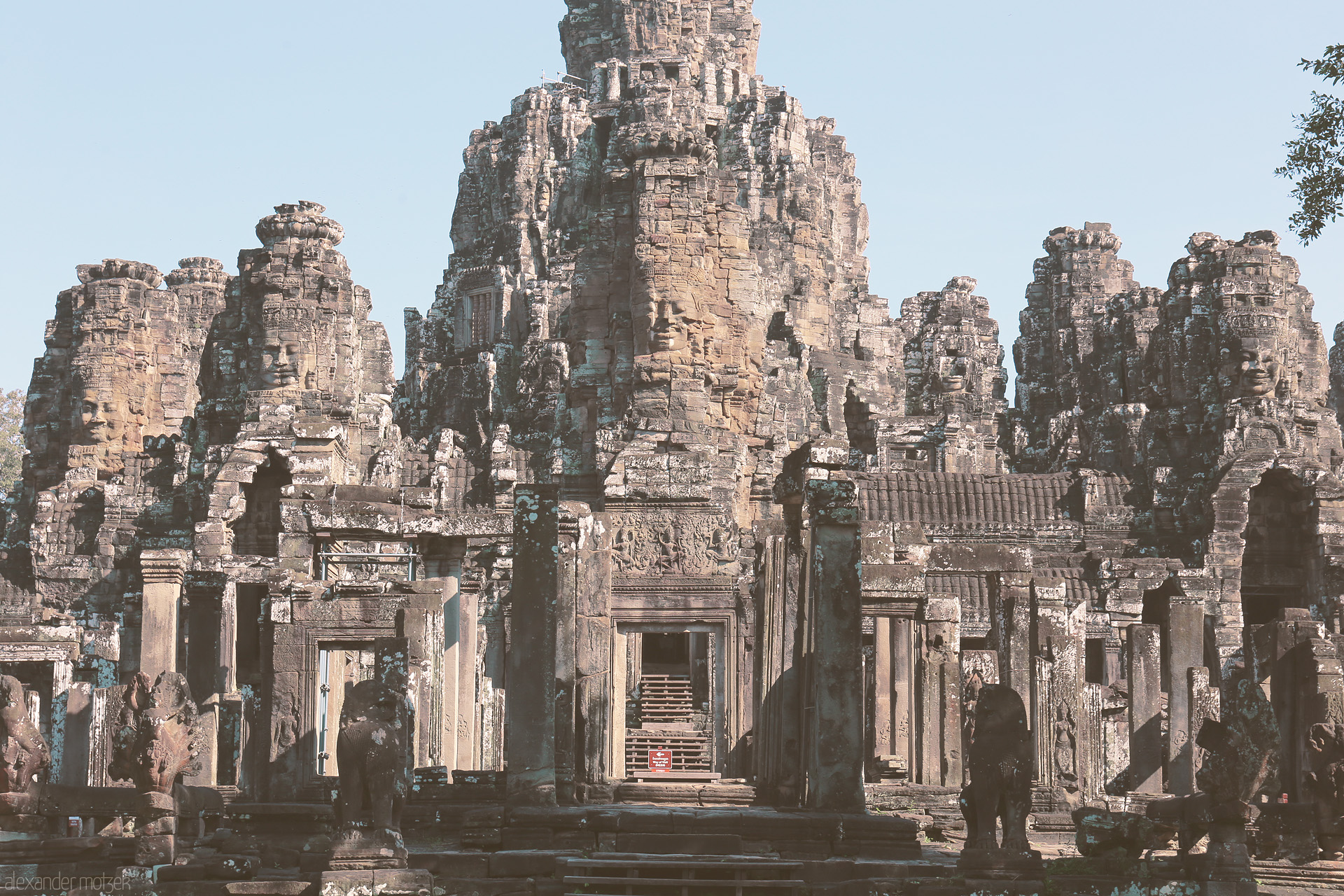 Bayon Smiles of Stone Foto von Stone faces of the Bayon Temple gaze serenely over Angkor Thom, Siem Reap—majestic echoes of Cambodia's ancient Khmer Empire.