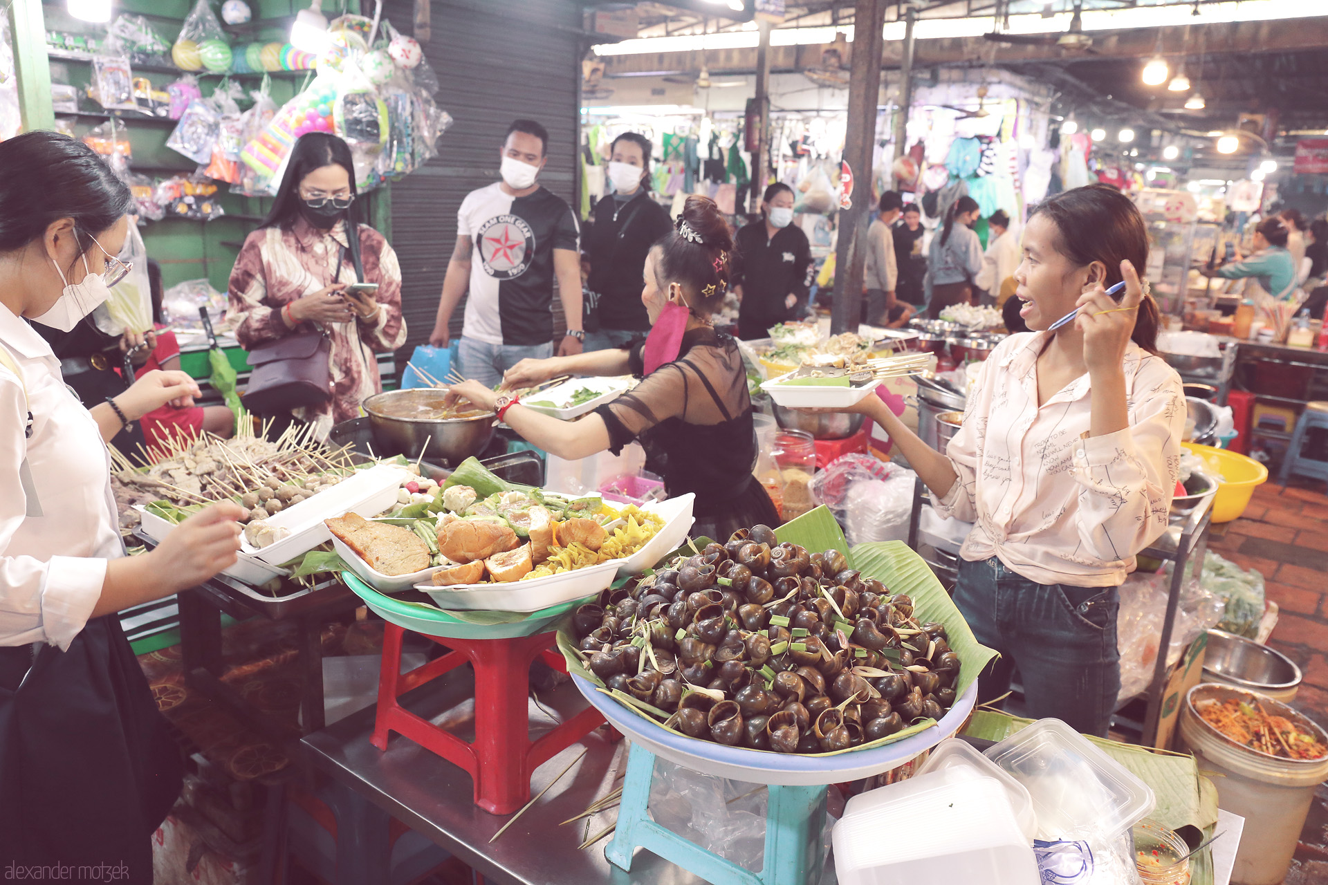 Nom Banh Chok Nights Foto von Street market in Phnom Penh: vibrant stalls, Khmer snacks, sizzling skewers, and local chatter, alive under market lights.