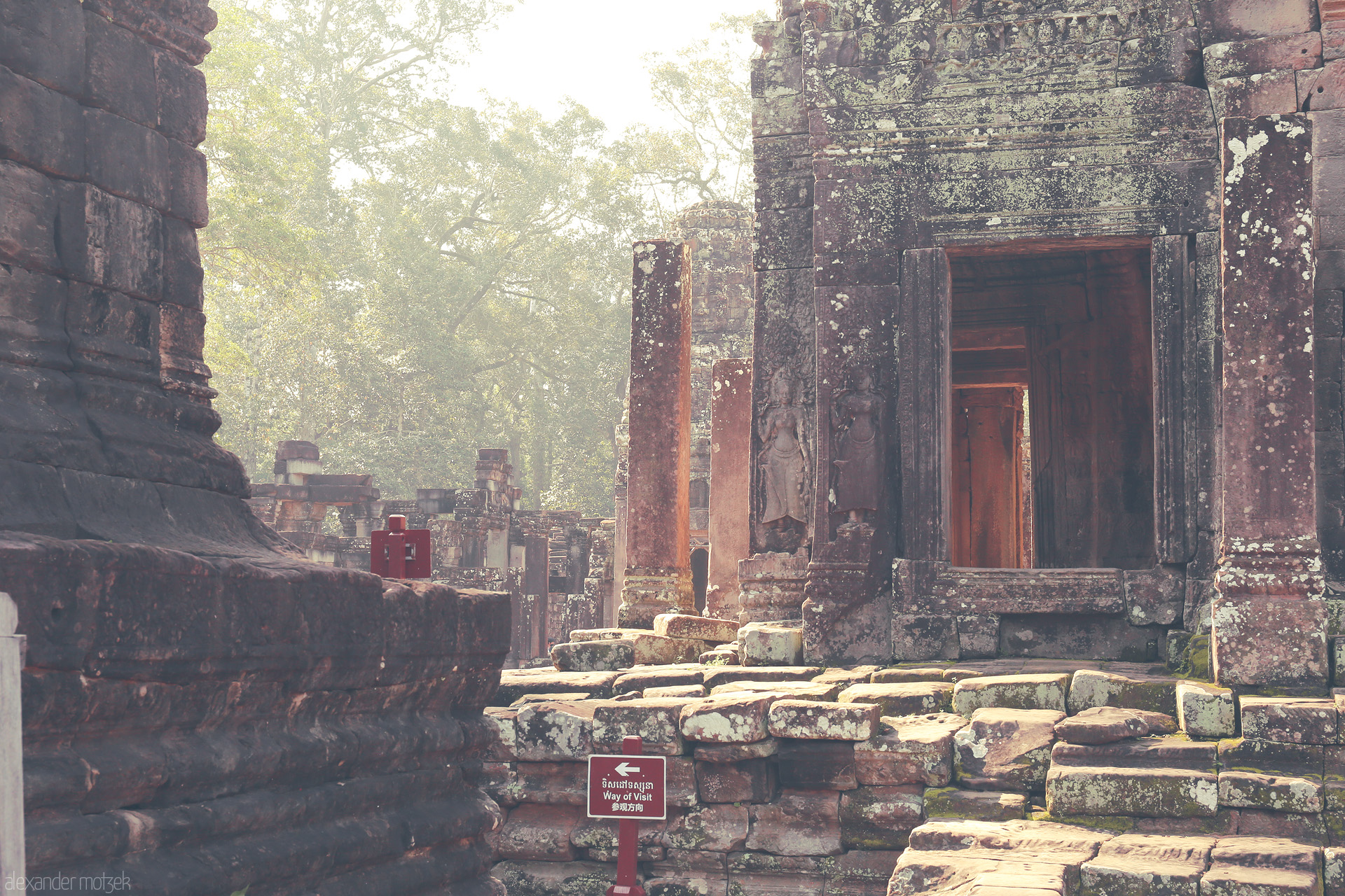 Khmer Dawnways Foto von Sunlight filters through ancient Khmer doorways at Angkor Wat, Cambodia—timeless stone, lush jungle, and mystical serenity.