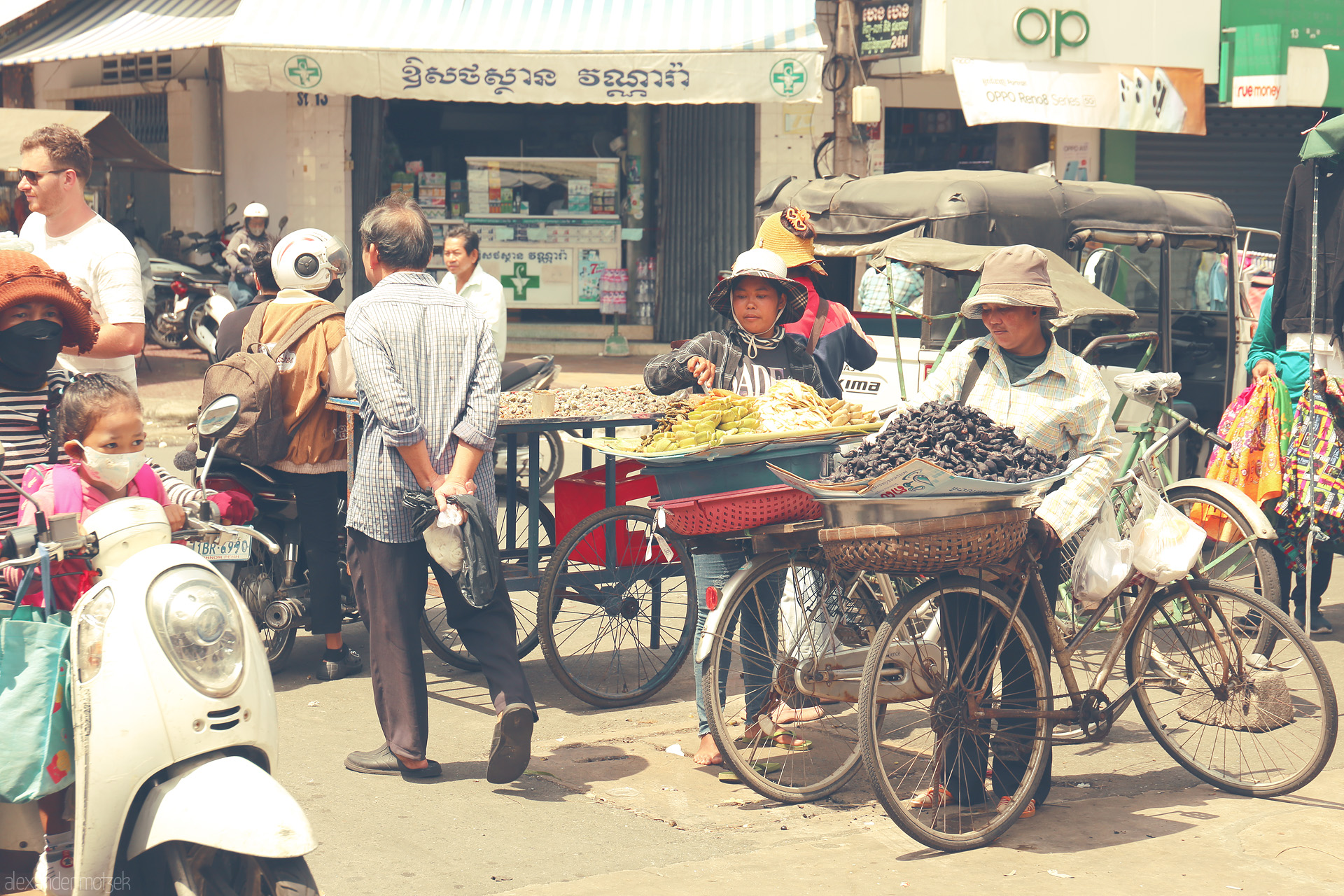 Kampuchea Market Mosaic Foto von Vendors bustle with vibrant street food carts, tuk-tuks, and markets in lively Phnom Penh, Cambodia.