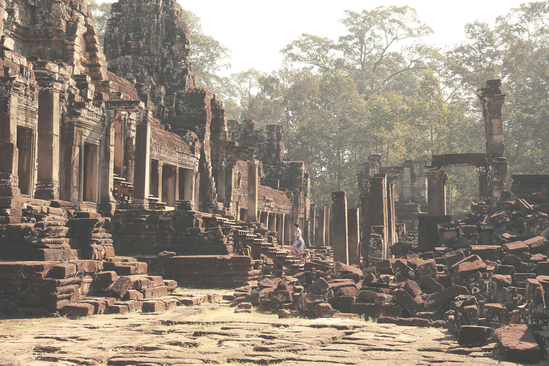 Bayon Reverie Foto von Whispers of ancient Angkor Wat: a lone wanderer dressed in color amid timeless Khmer stone and jungle light, Siem Reap, Cambodia.