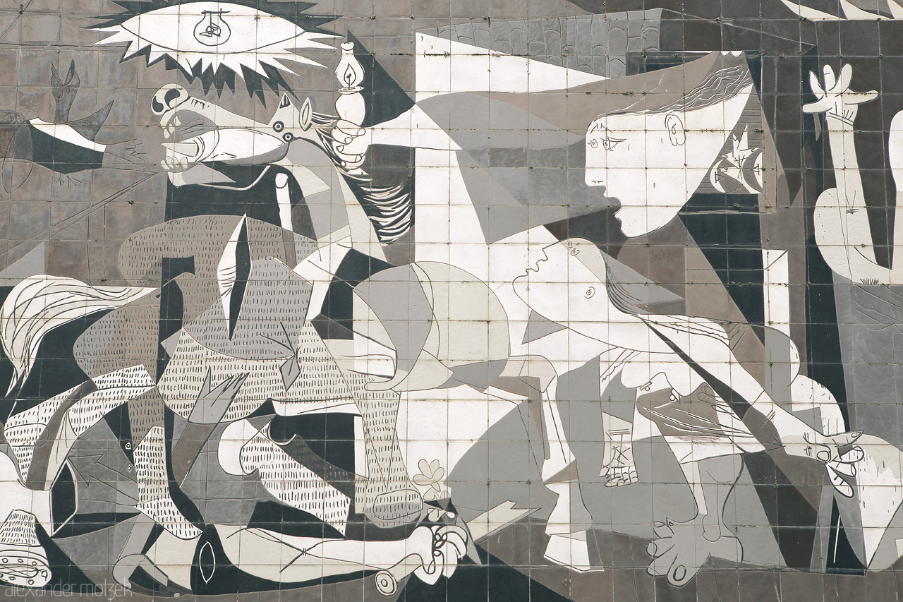 Gernika Foto von Captivating mural in Gernika, Basque Country, reflecting vibrant local culture and history.