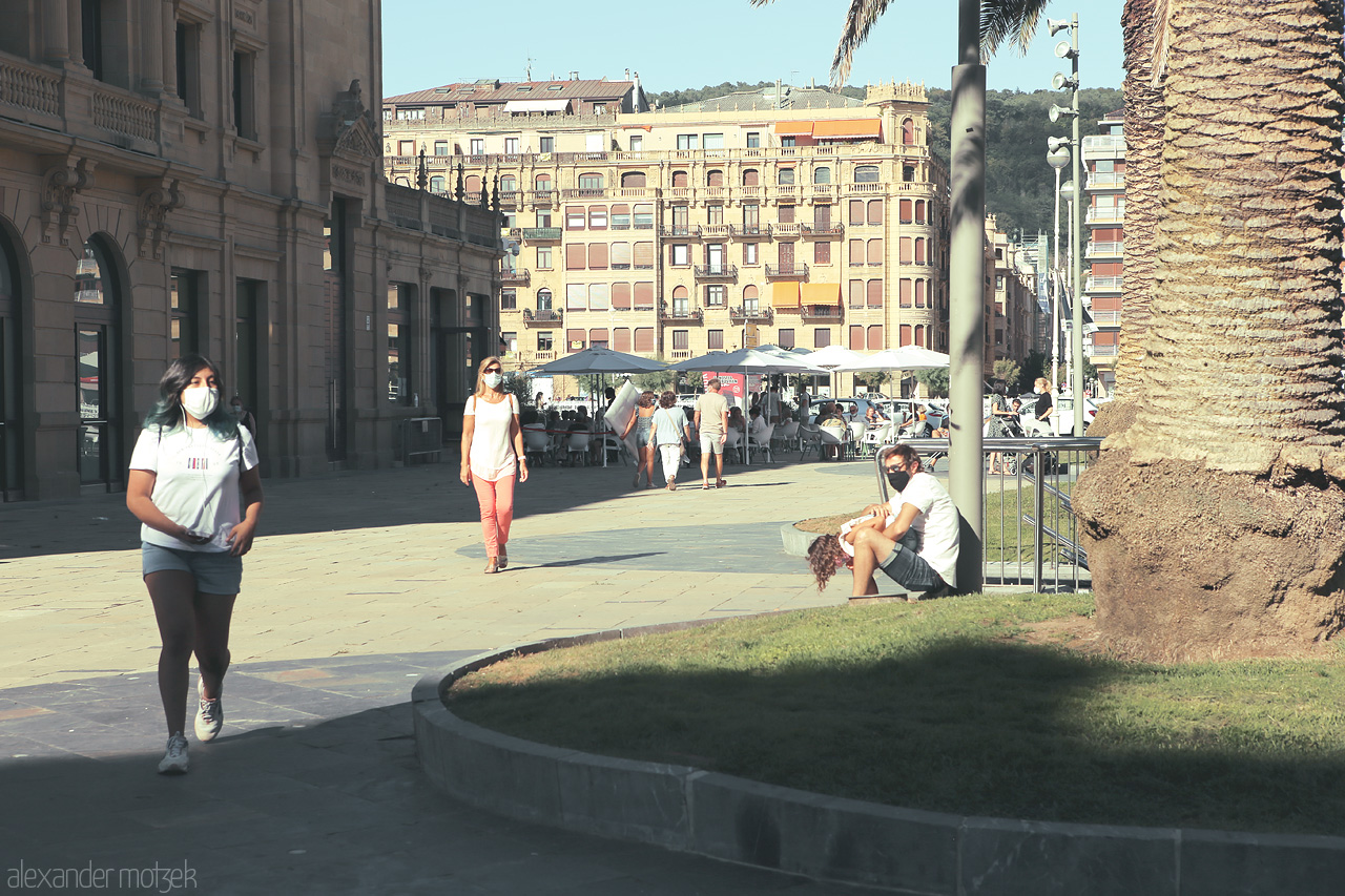 Basque Shadows Foto von Casual evening ambience with locals and architecture in the heart of San Sebastián.