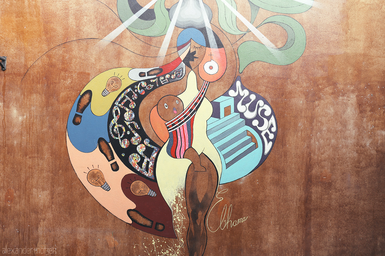 Windhoek's Artistic Pulse Foto von Colorful street art mural captured in the vibrant heart of Windhoek, Namibia.