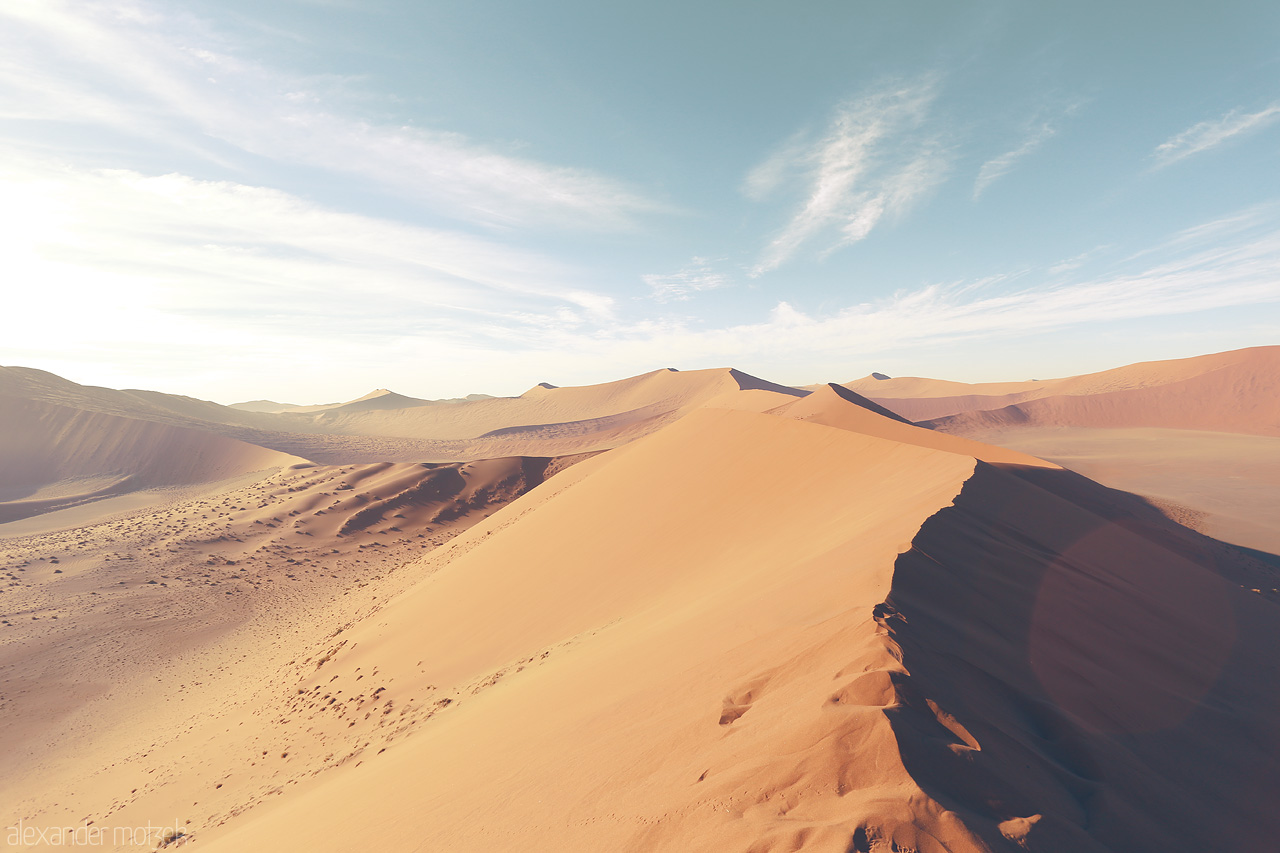 Namib's Orange Oceans Foto von Crested dunes in arid splendor—Sossusvlei's orange sea imprinted by wind.