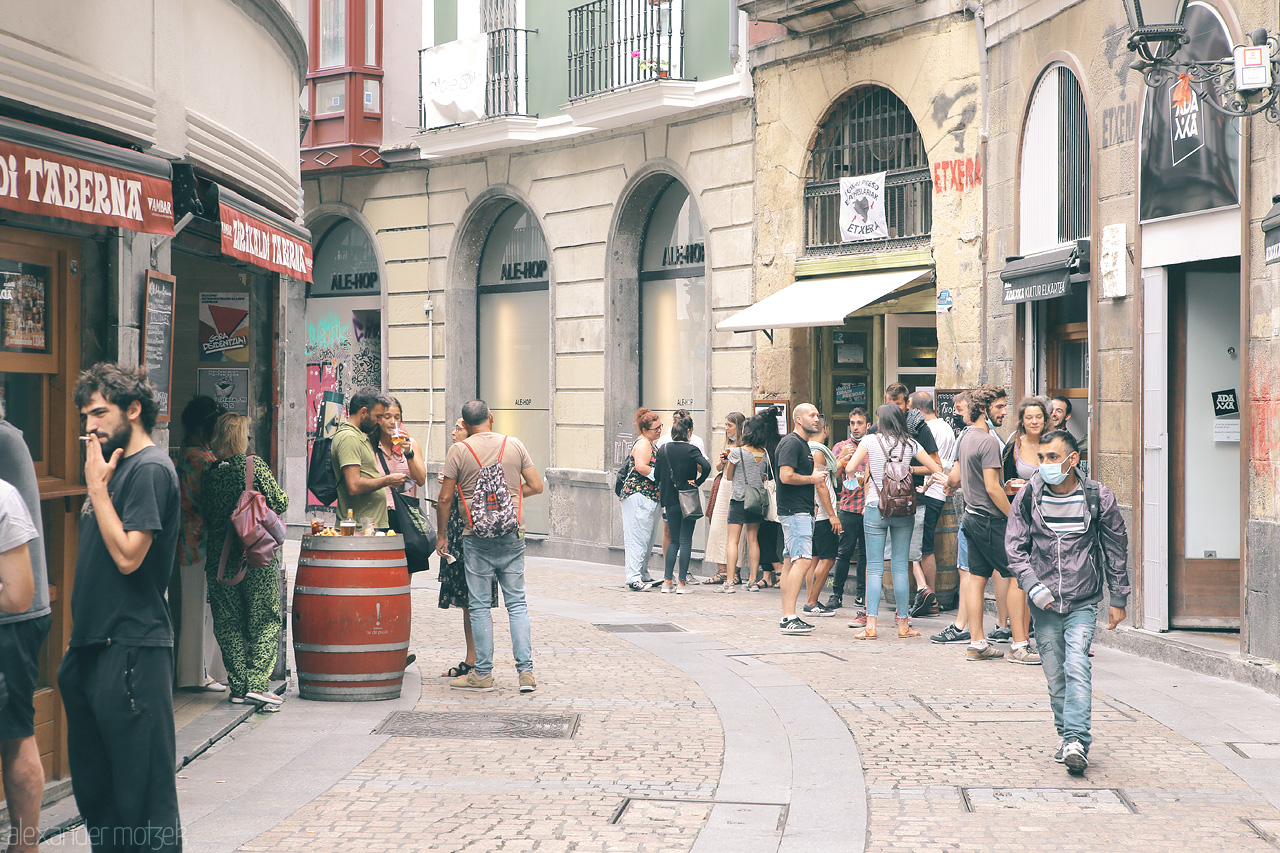 Bilbao's Lively Stride Foto von Crowds meander Bilbao's cobblestone streets, immersed in the casual bustle of Basque life.
