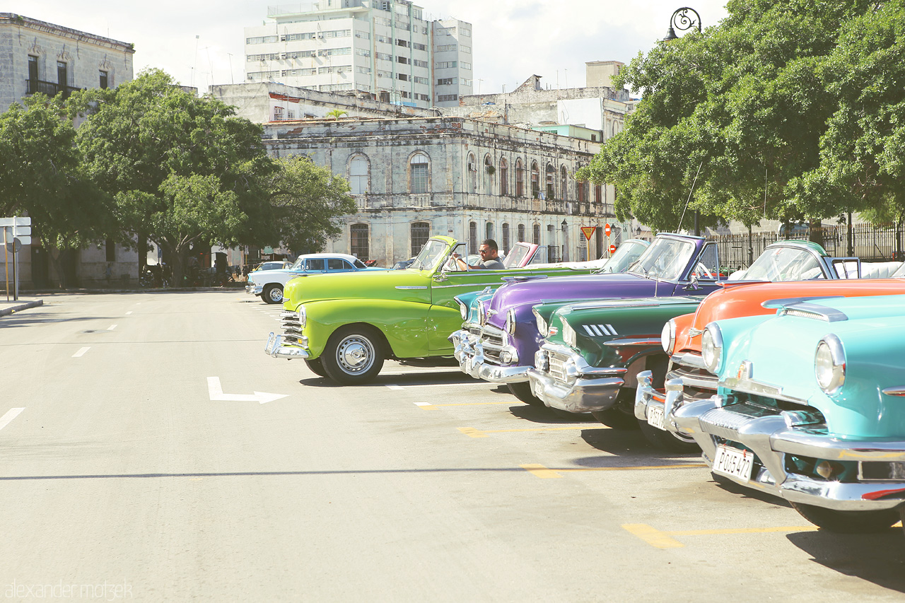 Foto von Alte amerikanische Oldtimer in bunten Farben auf den Straßen von Havana