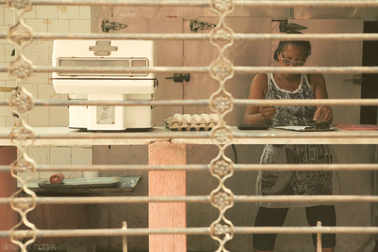 Foto von Eine Dame verkauft Eier in ihrem Geschäft in Havana