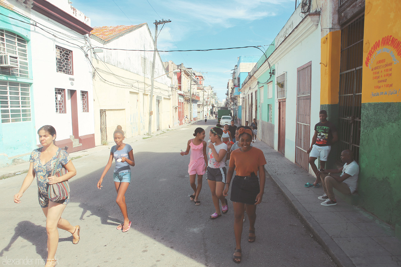 Foto von Eine Gruppe spielender Mädchen auf den Straßen von Havana