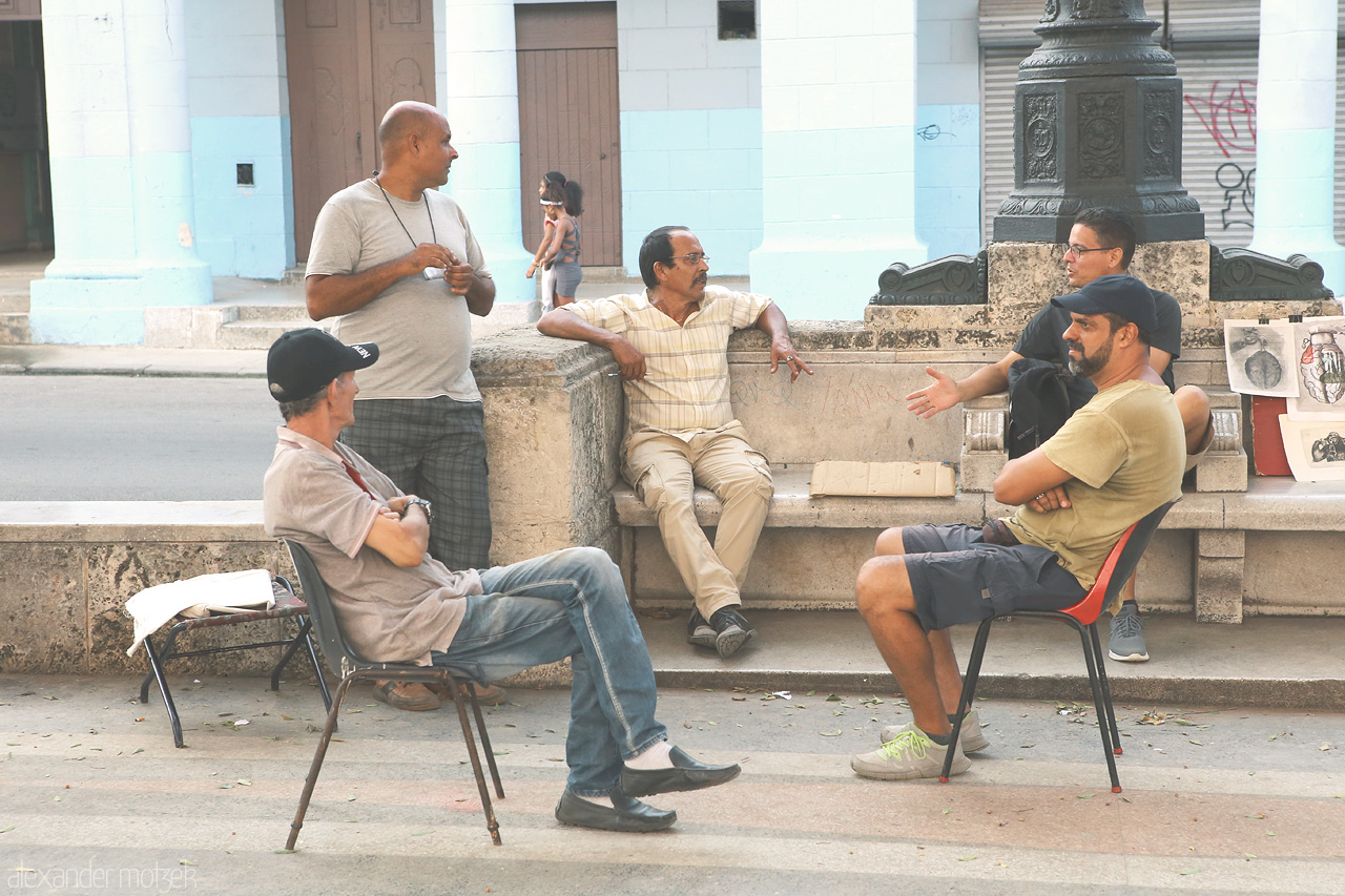 Foto von Künstler auf dem Künstlermarkt am Sonntag in Havana