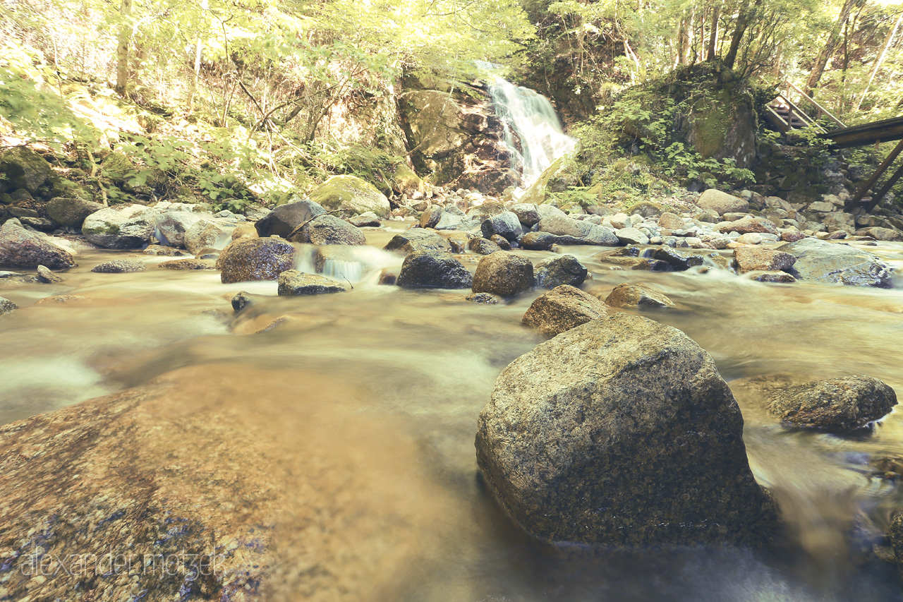 Odaki Medaki Foto von Die Odaki Medaki Wasserfälle und Bachlauf mit Graufilter
