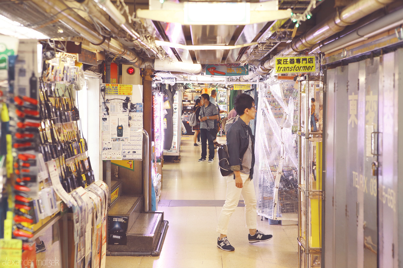 Transformer Foto von Die ewigen Flure voller Elektronikbauteile in Akihabara