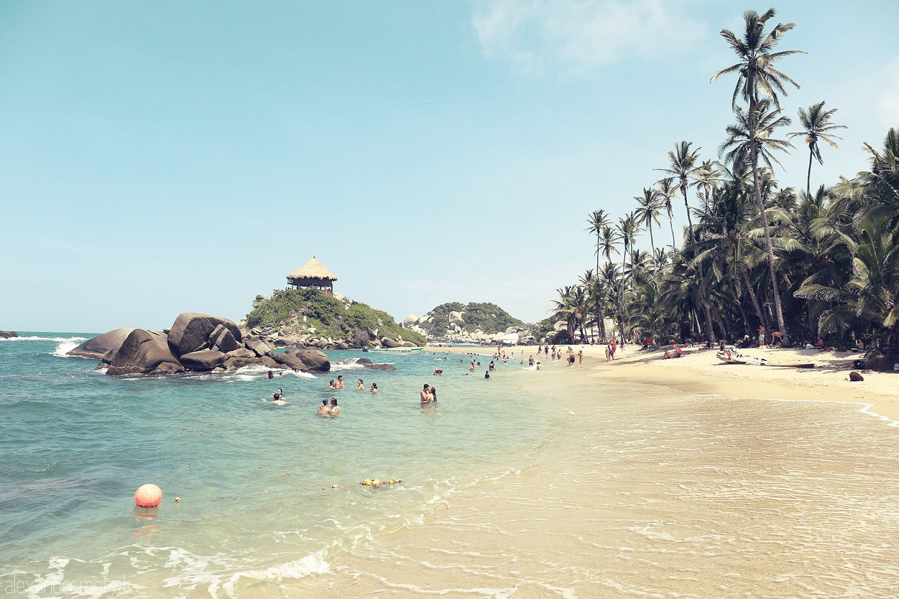 Edén en Santa Marta Foto von Discover the enchanting beach of Tayrona, Santa Marta, Colombia. Pristine sands, turquoise waters, and lush palms create a tropical paradise.