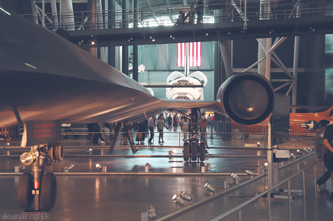 AeroDreams in Hazy Foto von Discovering aviation marvels at the Steven F. Udvar-Hazy Center with the iconic SR-71 Blackbird and Space Shuttle in view.