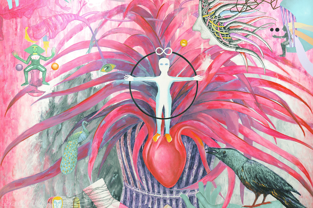 Sawasdee Surreal Foto von Dive into Bangkok's vibrant surrealism with a vivid splash of color and symbolism in Wang Mai, where tradition meets contemporary art.