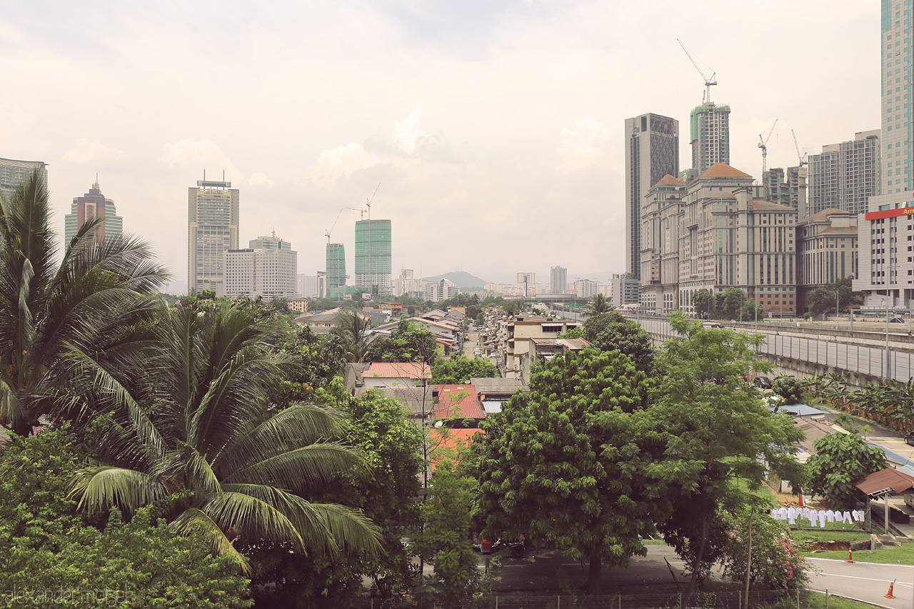 Tropical Towerscape Foto von Diverse urban skyline meets tropical greenery in Kuala Lumpur, Malaysia. A vibrant mix of modern towers and lush landscapes.