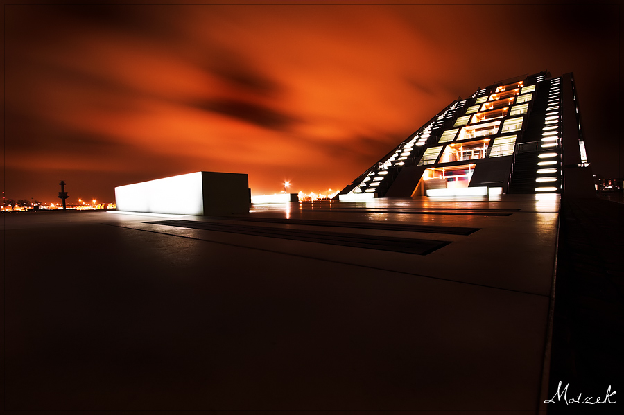 Dockland Foto von Dockland in Hamburg bei Nacht mit tief orangenen Himmel