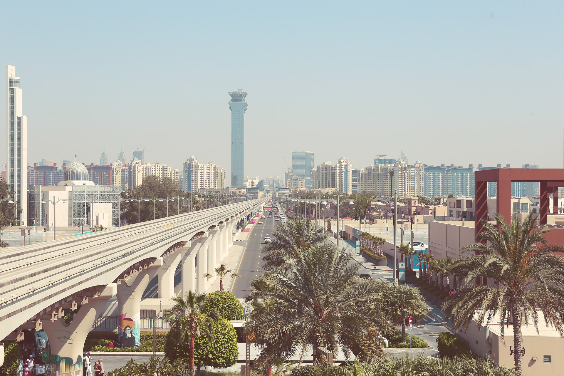 Palm Mirage Foto von A sun-drenched Dubai avenue lined with palms, the Palm Jumeirah skyline, and desert modernity blend under the Arabian sky.