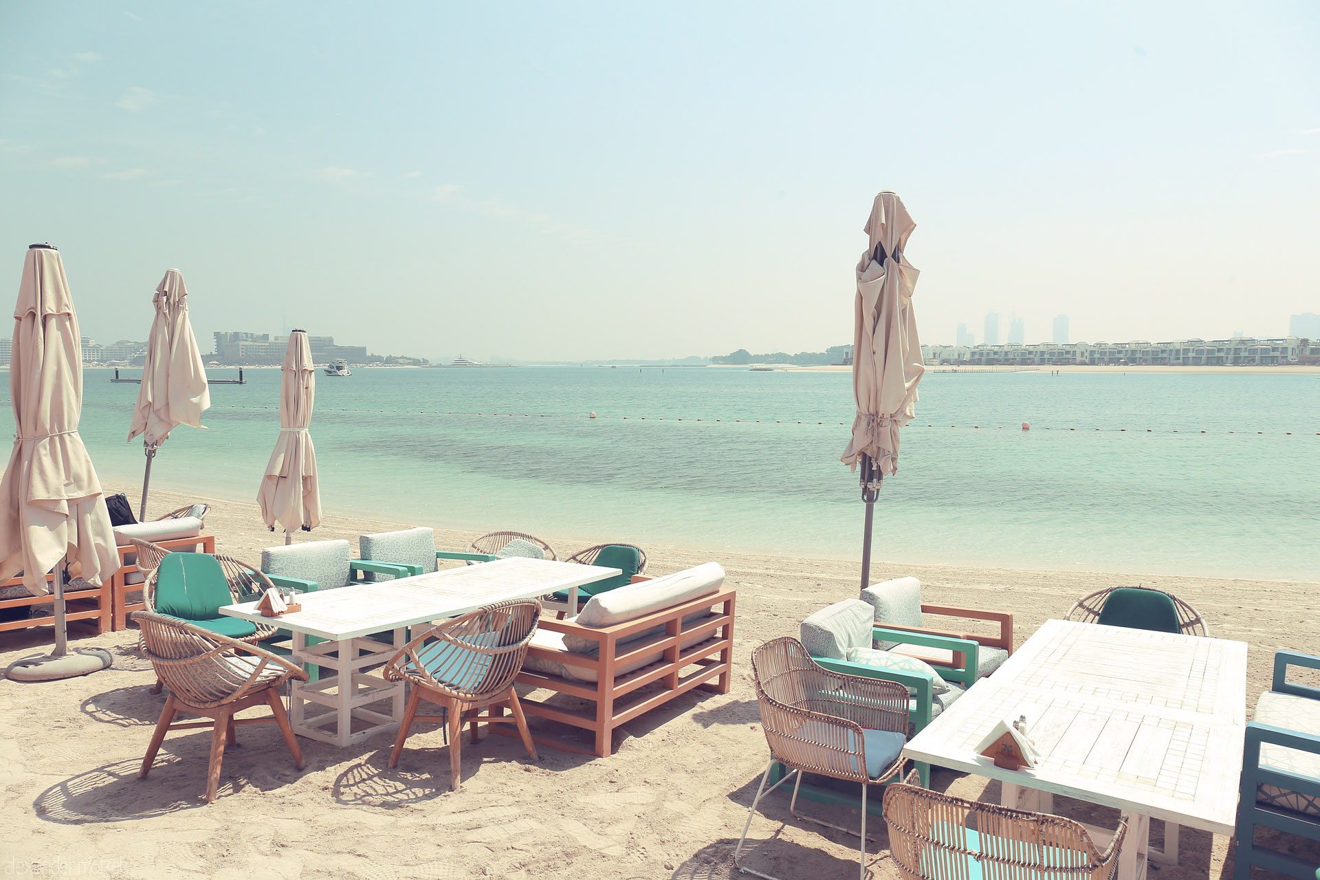 Majlis by the Sea Foto von Chic beachside seating awaits on Dubai’s Palm Jumeirah, where turquoise waters meet sun-soaked serenity.