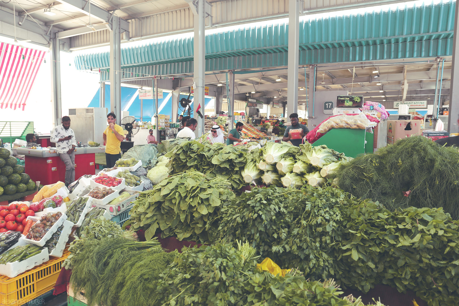 Souk al-Khodar Whispers Foto von Fresh greens and vibrant life at Zayed Port market, Abu Dhabi—a local hub buzzing with flavors and Arabic charm.