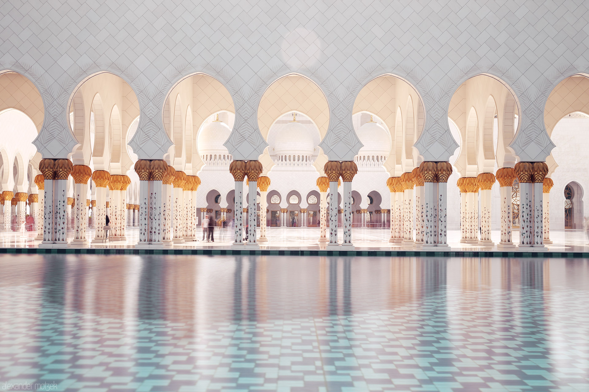 Saqr’s Reflections Foto von Golden arches mirrored on tranquil waters, capturing the serene beauty of Sheikh Zayed Grand Mosque in Al Rawdah, Abu Dhabi, UAE.