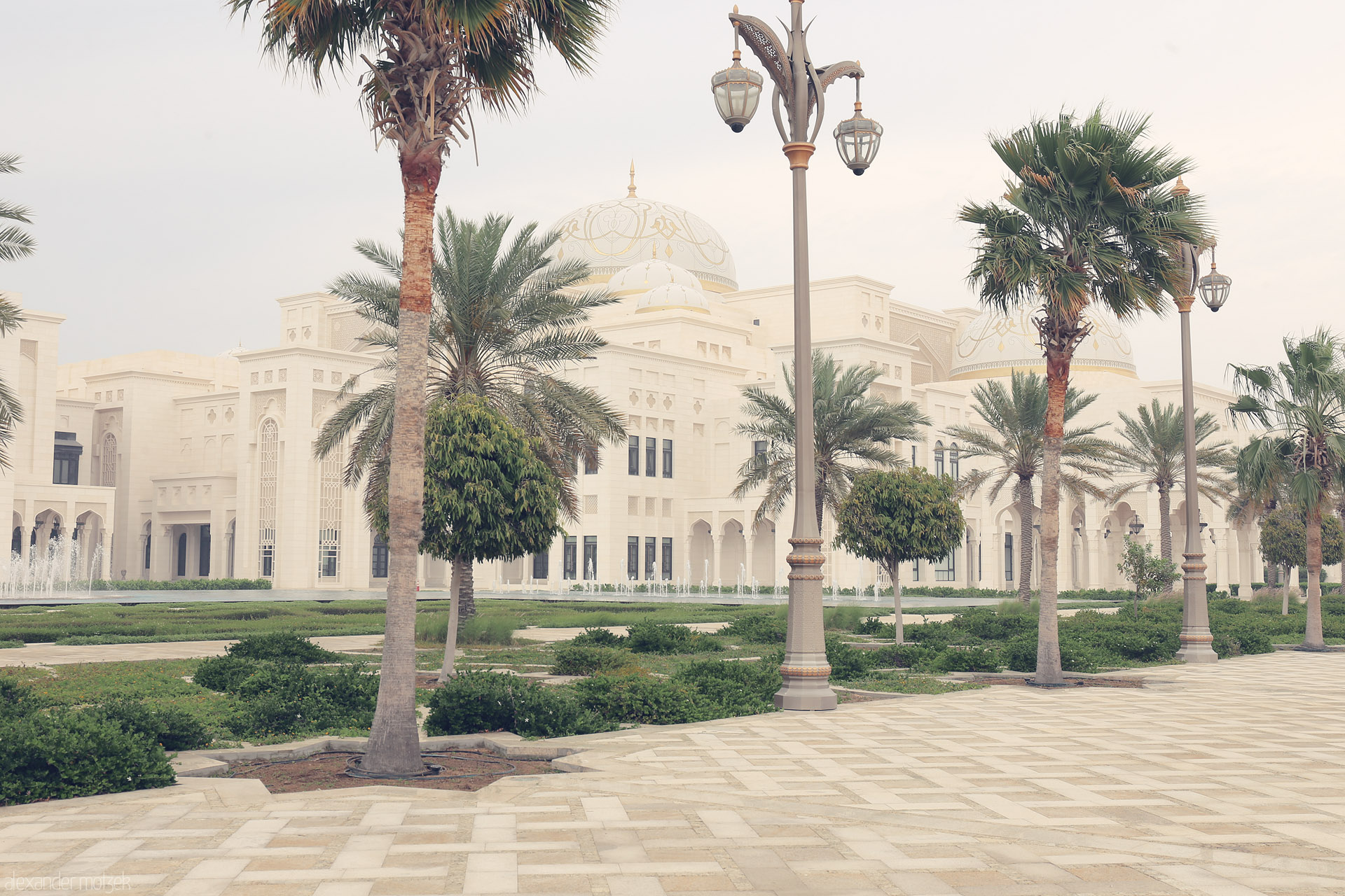 Nur Al Ras Majesty Foto von Palms and ornate lamps frame Qasr Al Watan’s white domes, blending regal architecture and lush gardens in Al Ras Al Akhdar, Abu Dhabi.