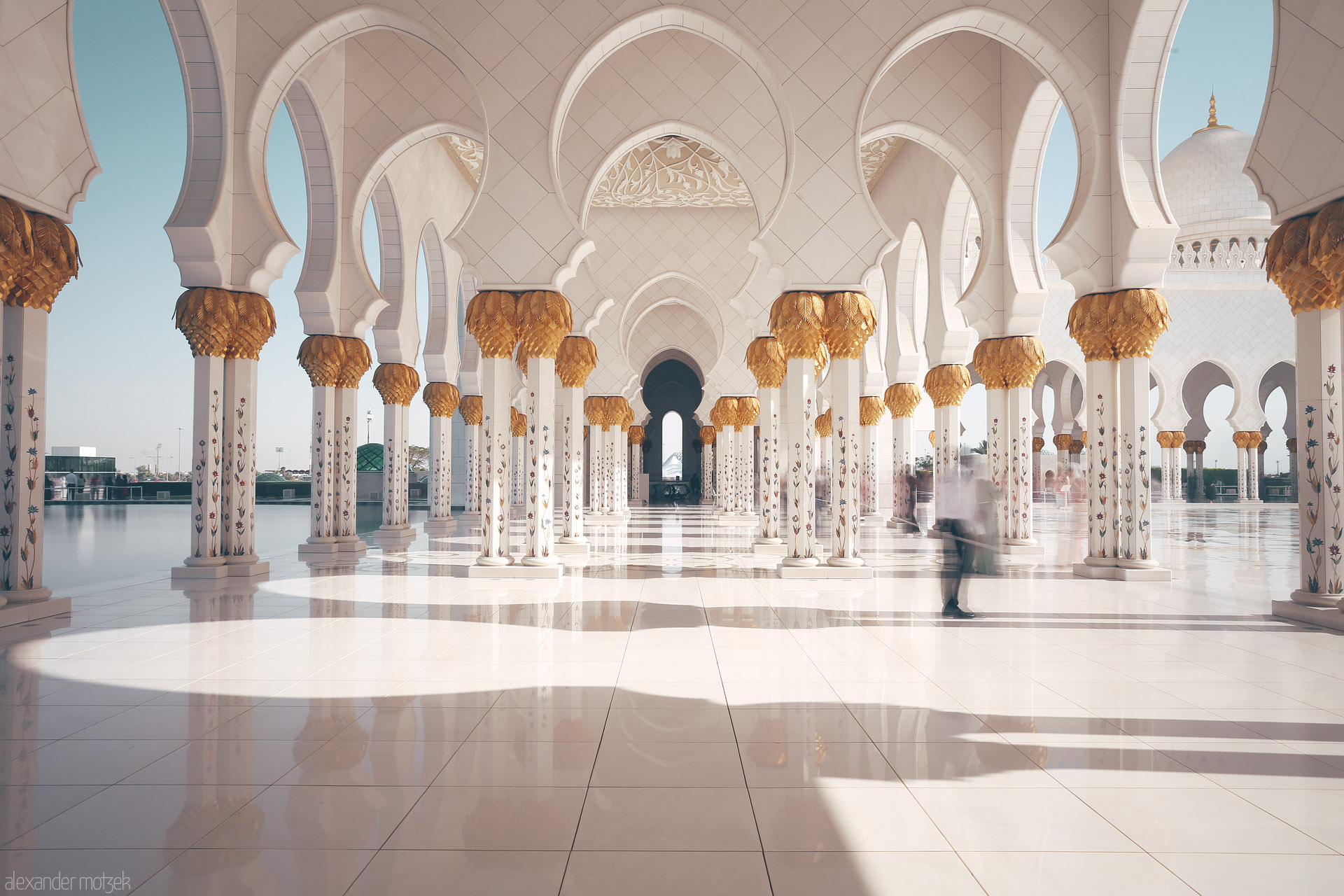 Golden Palms of Abu Dhabi Foto von Sunlight dances on marble beneath gilded arches at Sheikh Zayed Grand Mosque, Al Rawdah, Abu Dhabi. Tranquil, ethereal beauty captured.