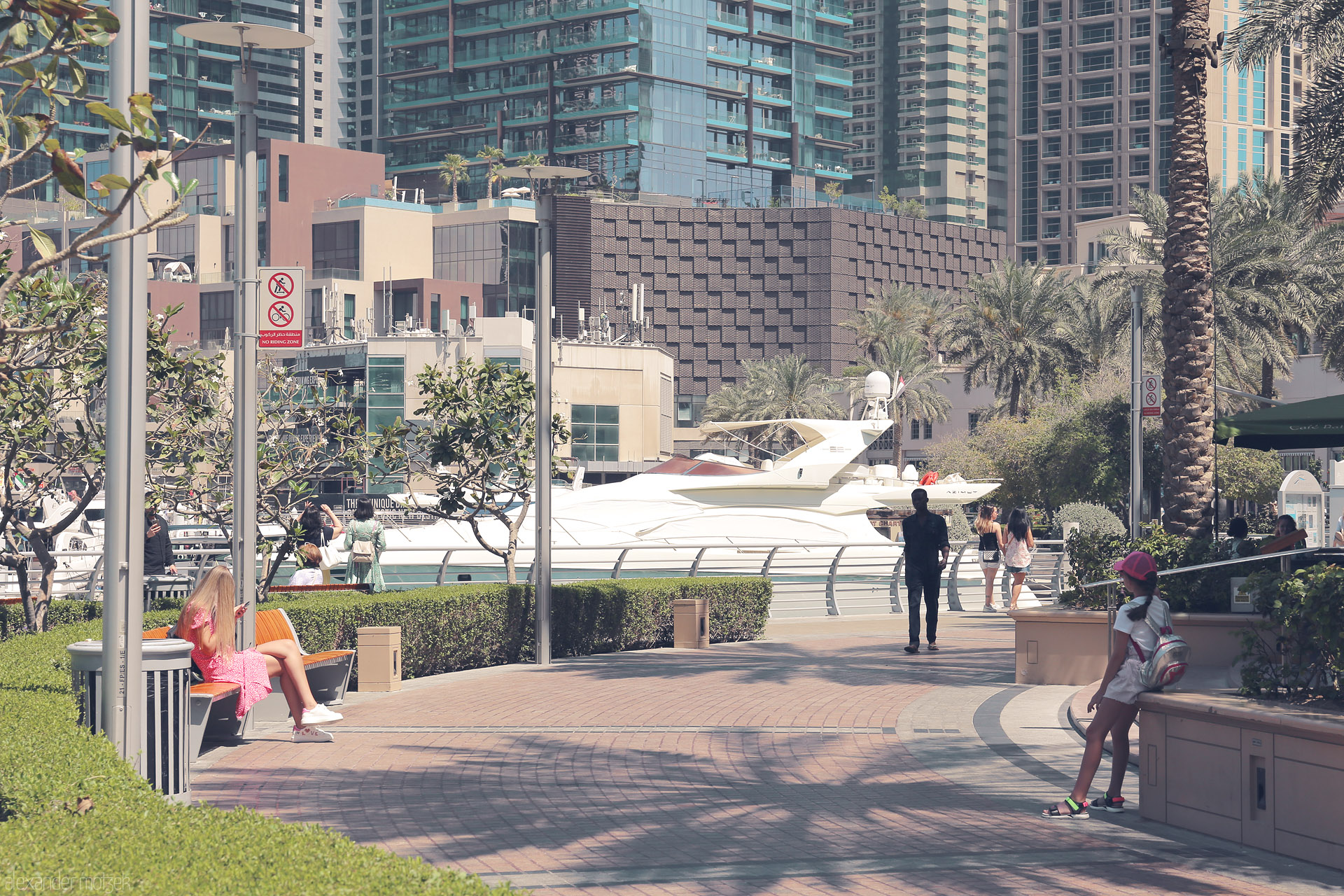 Marina Majlis Foto von Sunlit strolls and quiet moments along Dubai Marina, where palm shadows meet yachts and glass towers rise above.