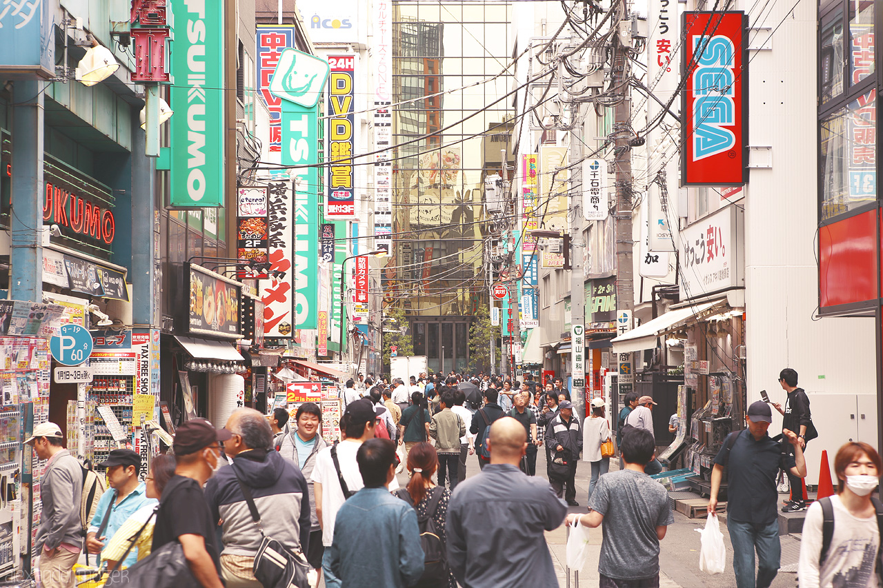 Sega Foto von Ein Wald aus Schildern im Einkaufsviertel Akihabara in Tokyo