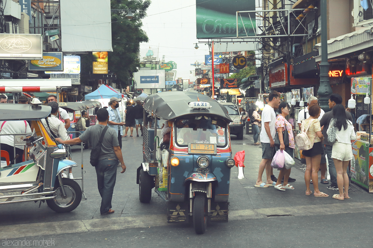 Tuk-Tuk Tales Foto von Experience the vibrant streets of Bowon Niwet, Bangkok, where tuk-tuks weave through lively markets and bustling crowds.