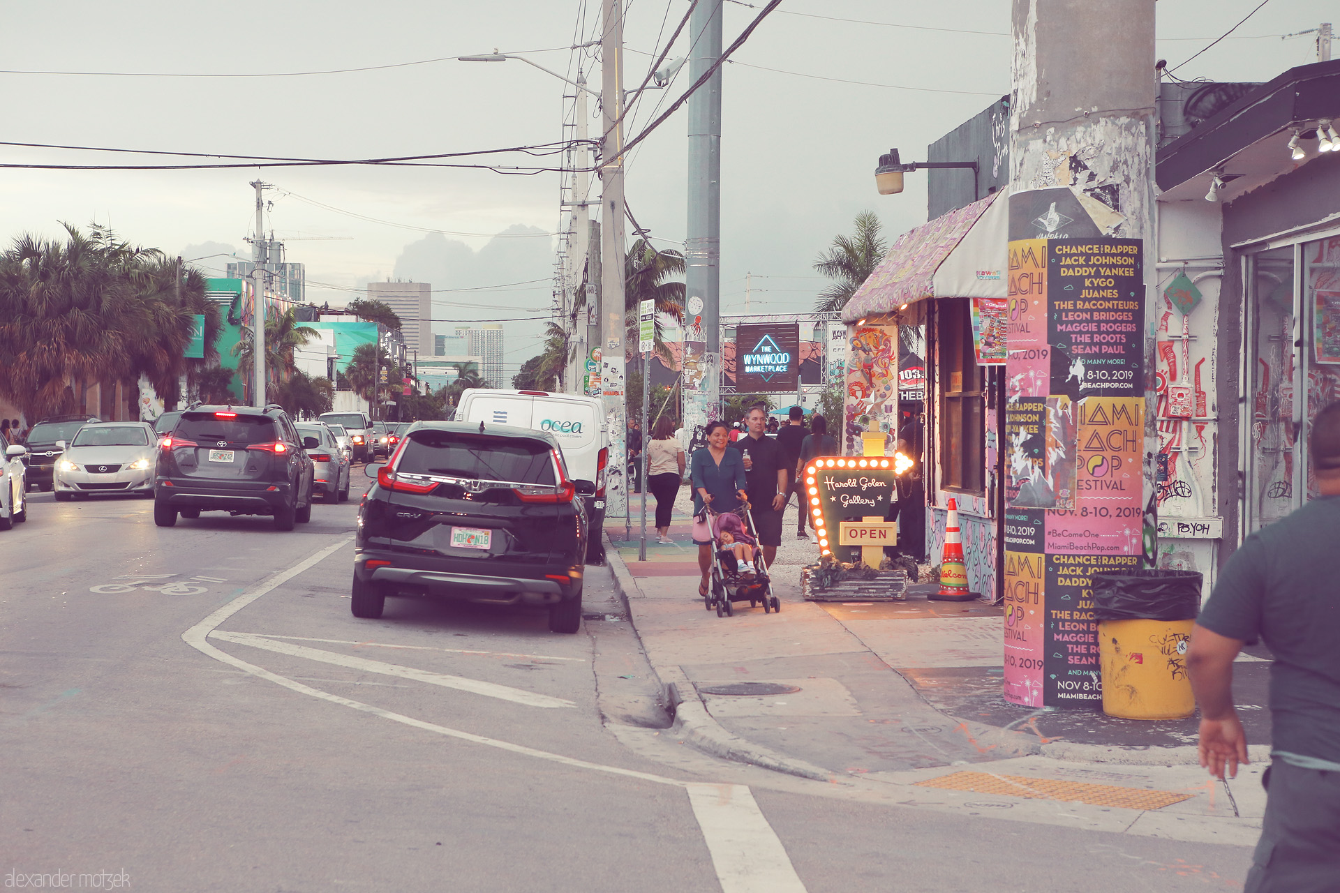Calle Creativa Foto von Explore Miami's vibrant street life with colorful murals and bustling sidewalk scenes in the heart of Wynwood.