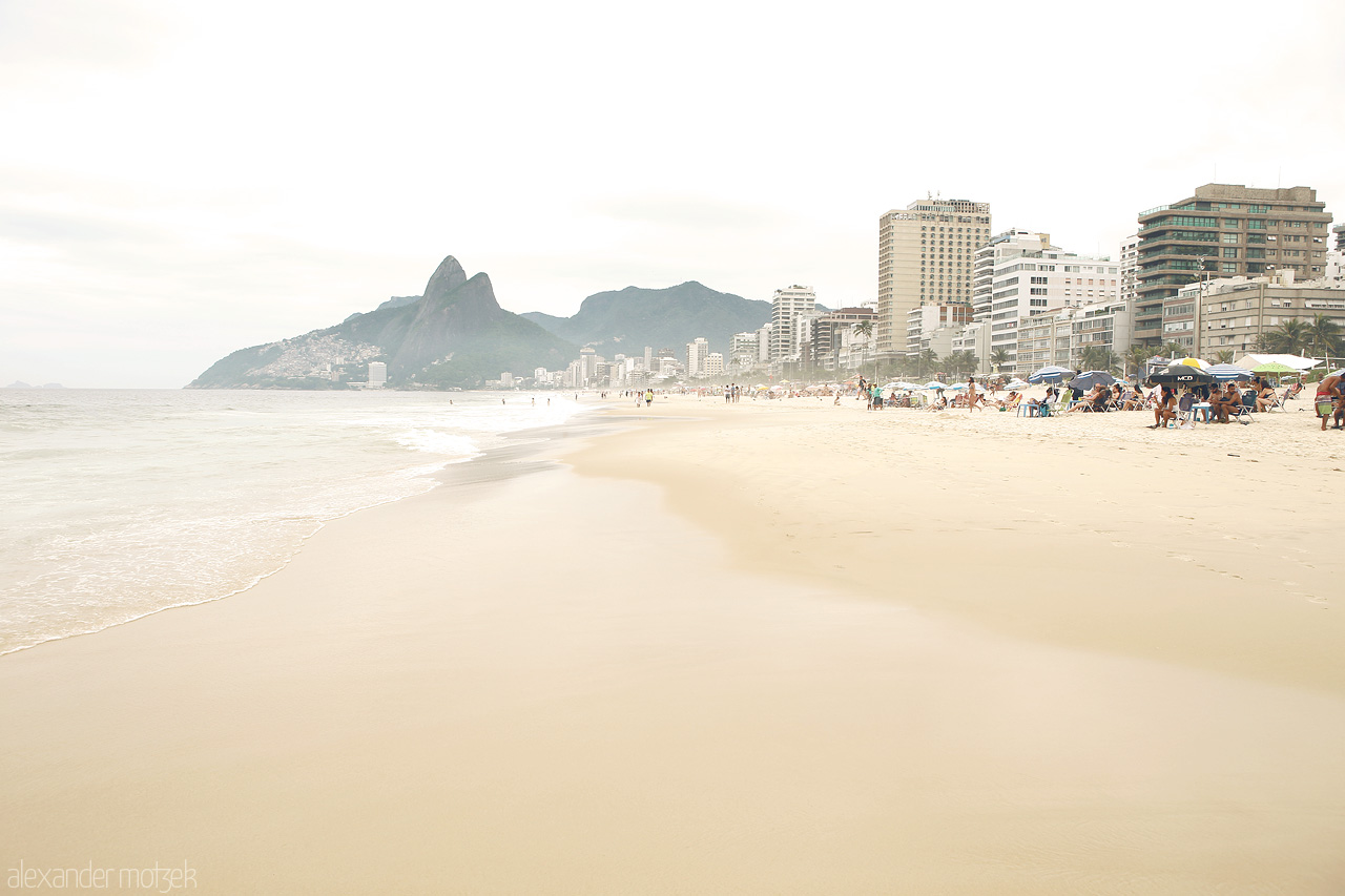 Serenade of Ipanema Foto von Explore the golden sands of Ipanema Beach in Rio, bordered by azure waves and the iconic Dois Irmãos peaks in the distance.