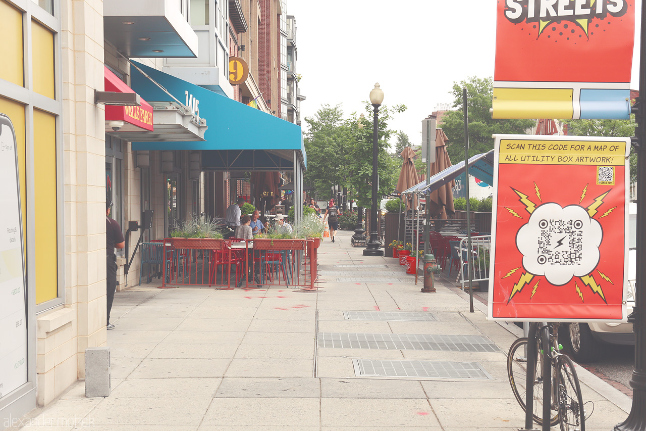 Capital Colorscape Foto von Explore vibrant streets of D.C., lively cafes with a chic urban charm and unique artistry on display. A snapshot of the city's pulse.