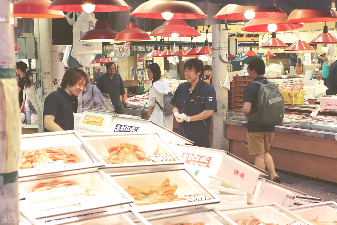 Omicho Foto von Fischverkäufer in Omicho an einem Stand mit frischen Krebsen