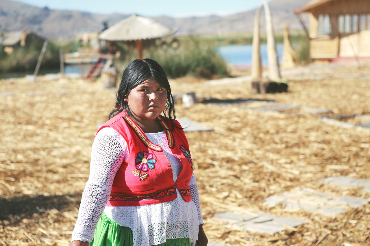 Isla de los Uros Foto von Frau auf einer Isla de los Uros