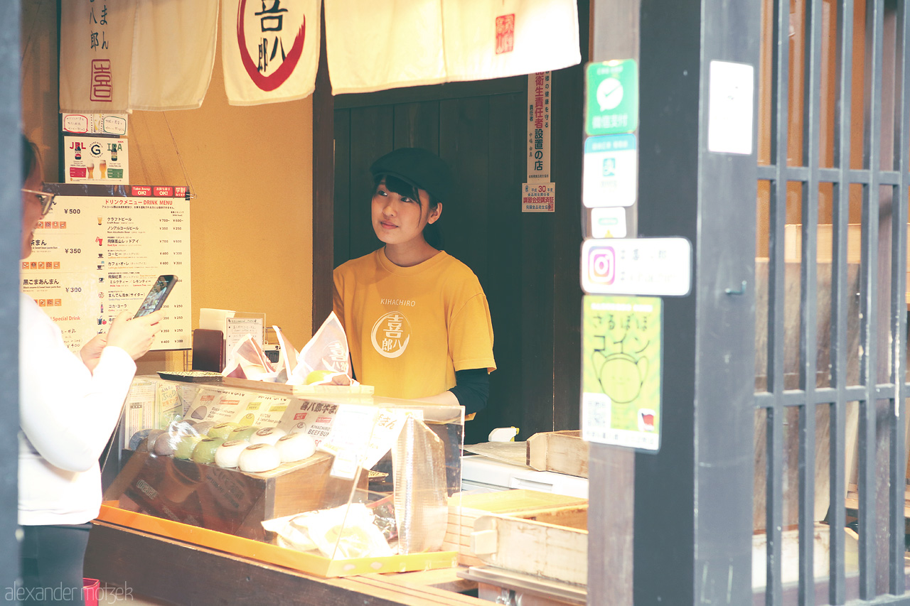 Kihachiro Foto von Frische japanische Buns werden an einem hölzernen Stand verkauft