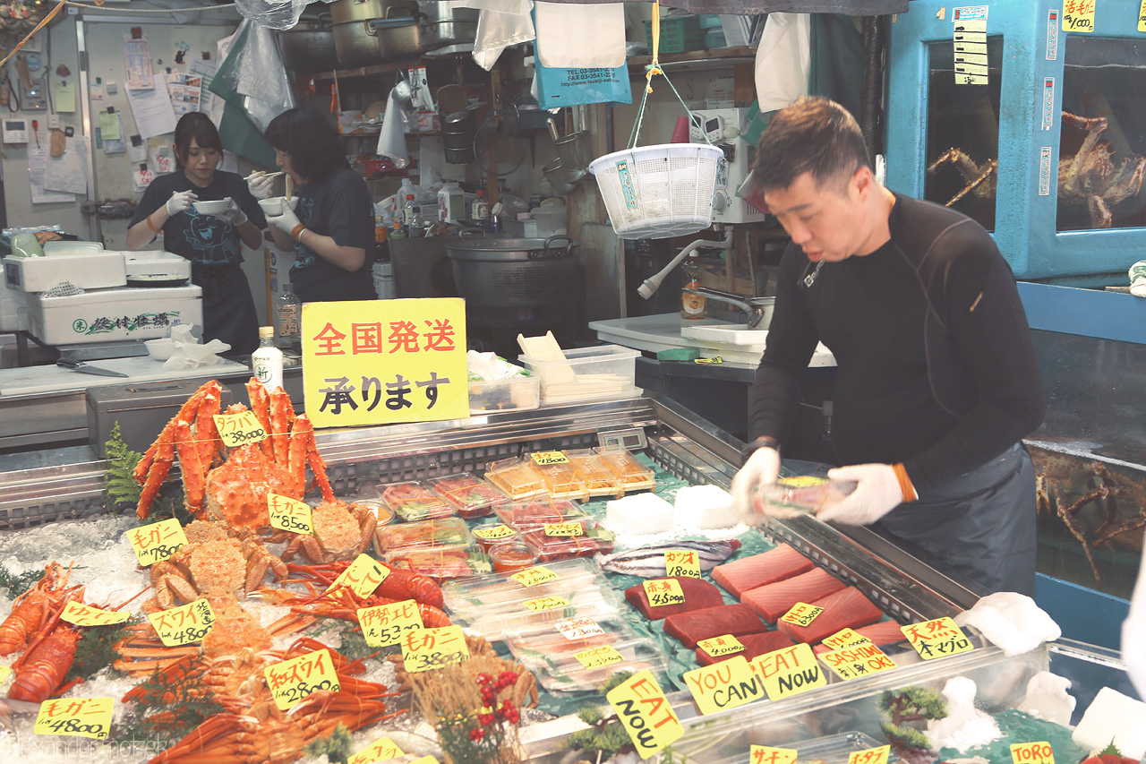 Eat Now Foto von Frischer Fisch auf dem ehemaligen japanischen Fischmarkt in Tokyo