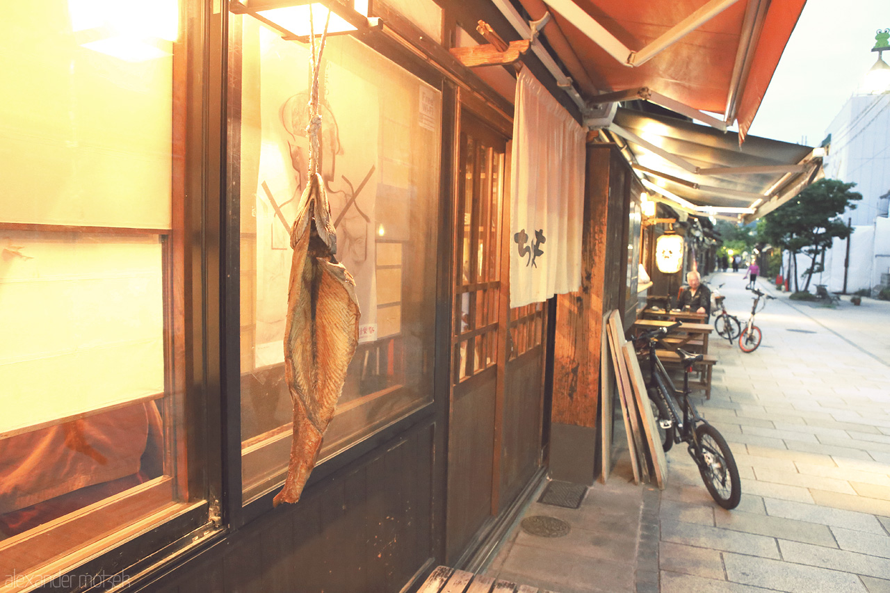Bonito Foto von Ganzer Fisch trocknet aufgehangen vor einem Izakaya in Matsumoto