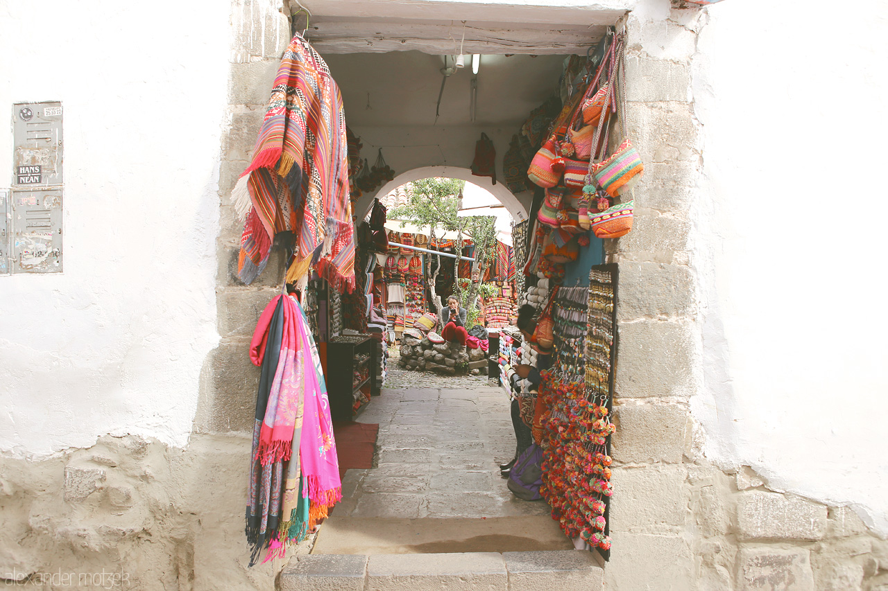 Cusco Foto von Gasse mit Stoffen in Cusco